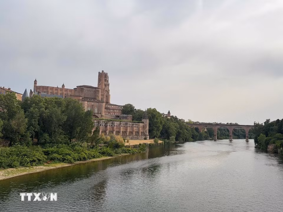 Nhà thờ Sainte-Cécile nhìn từ cầu Cổ Pont Vieux và sông Tarn. (Ảnh: Đào Dũng/TTXVN)
