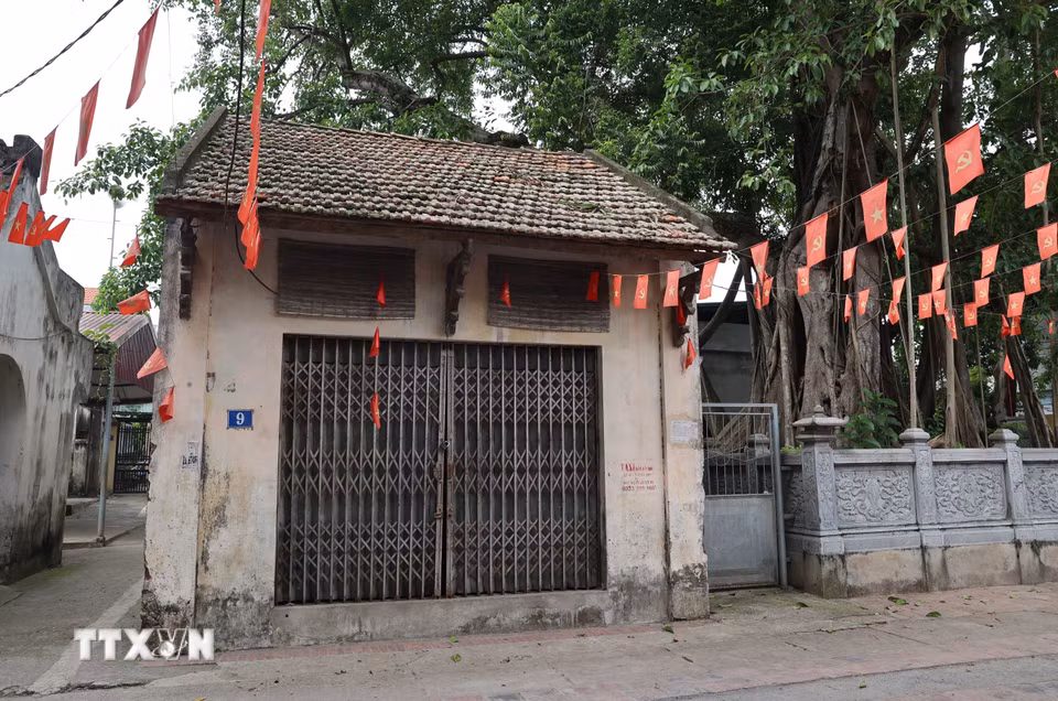 Ngôi nhà cổ nằm cạnh cổng làng Ước Lễ và cây đa hàng trăm năm tuổi góp phần tạo nên không gian văn hóa đặc trưng của làng cổ vùng đồng bằng Bắc Bộ. (Ảnh: Vũ Quang/TTXVN)