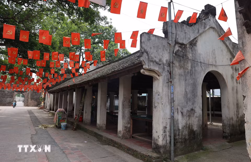 Dãy quán cổ bên trong cổng làng Ước Lễ vẫn được bảo tồn cùng không gian kiến trúc truyền thống, góp phần lưu giữ diện mạo làng quê Bắc Bộ qua nhiều thế kỷ. (Ảnh: Vũ Quang/TTXVN)