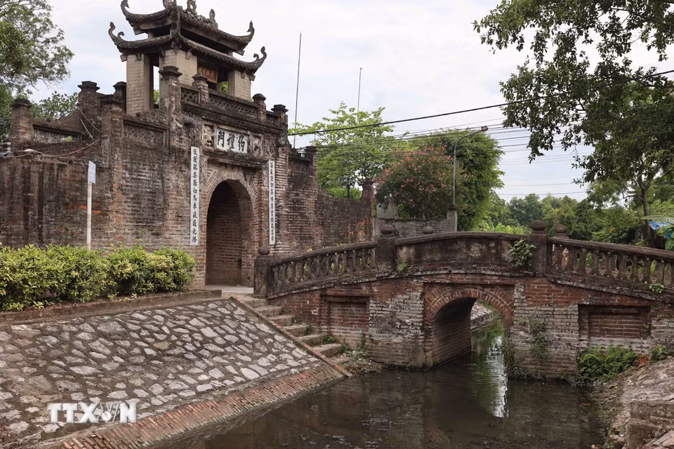 Kiến trúc "thượng gia, hạ môn" của cổng làng Ước Lễ vẫn được bảo tồn khá nguyên vẹn sau hàng trăm năm, trở thành dấu ấn tiêu biểu của kiến trúc làng cổ Hà Nội. (Ảnh: Vũ Quang/TTXVN)