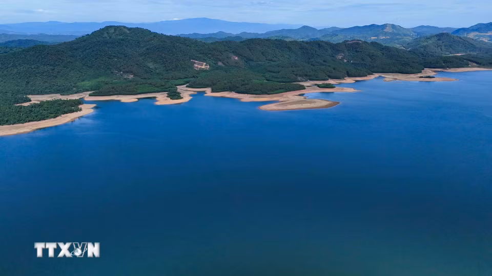 Mặt hồ phẳng lặng tạo nên vẻ đẹp yên bình của vùng thượng nguồn. (Ảnh: Hữu Quyết/TTXVN)
