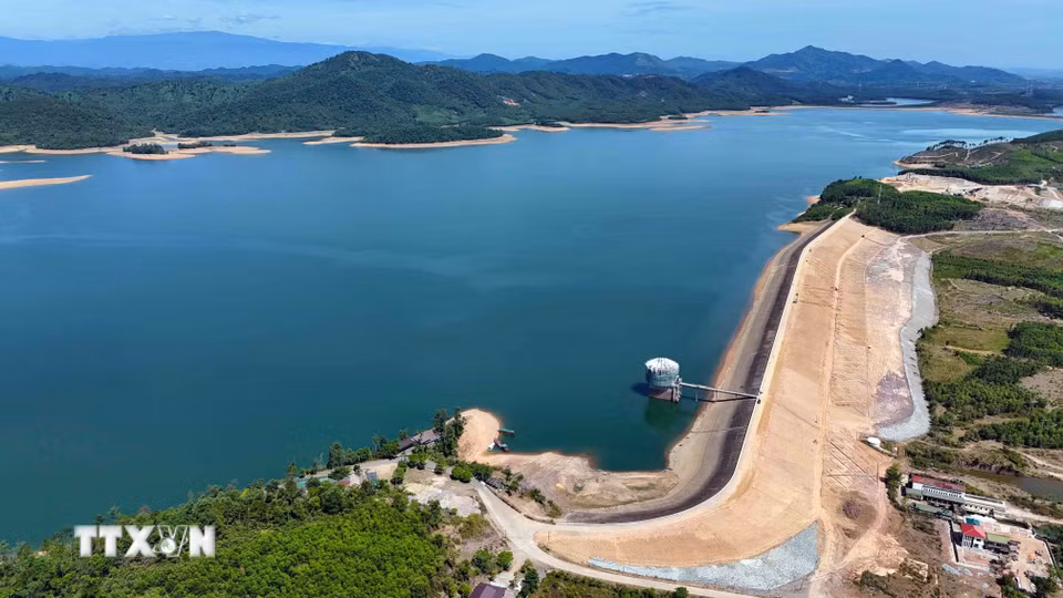 Phần thân đập hồ Kẻ Gỗ sau đầu tư nâng cấp đáp ứng tốt hơn yêu cầu vận hành trong điều kiện biến đổi khí hậu. (Ảnh: Hữu Quyết/TTXVN)