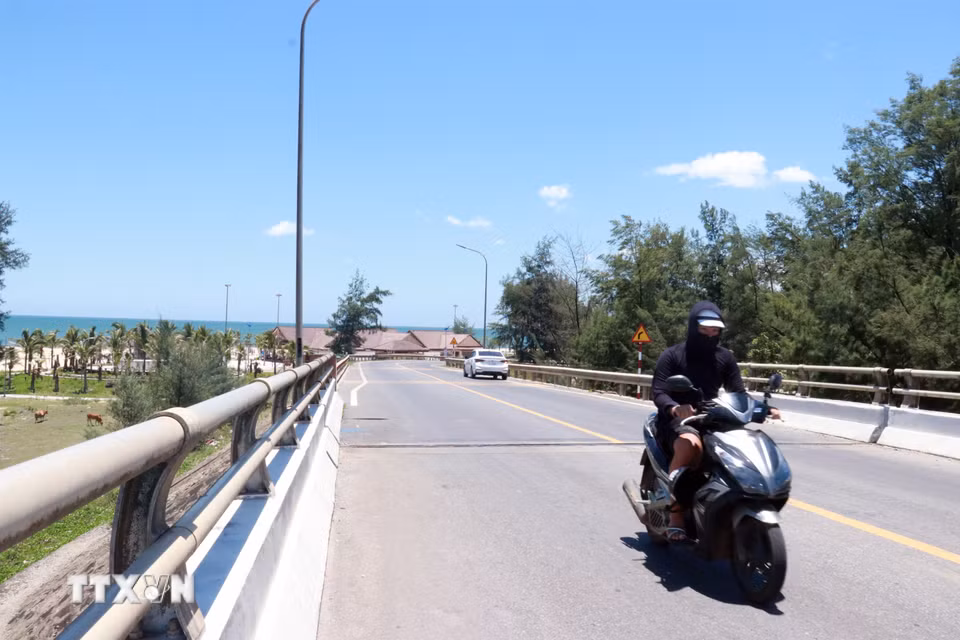 Người dân mặc đồ bảo hộ tránh nắng khi ra đường. (Ảnh: Tường Vi/TTXVN)