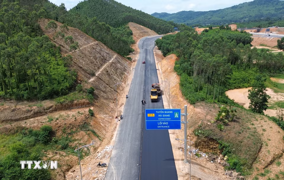 Một nút giao vào cao tốc Tuyên Quang-Hà Giang đang được nhà thầu thảm Asphal đáp ứng tiến độ toàn dự án. (Ảnh: Quốc Khánh/TTXVN)