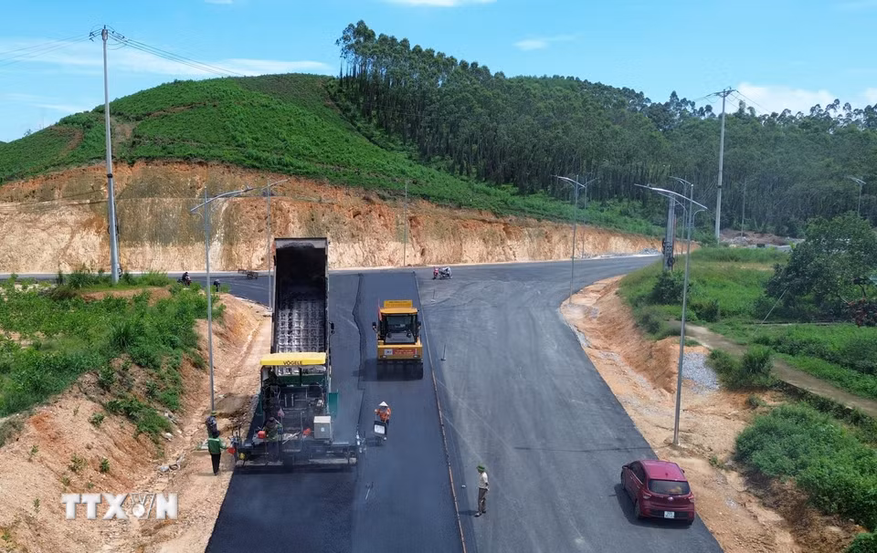 Nhiều vị trí mặt đường đã được thảm bê tông nhựa lớp 1, đảm bảo đủ điều kiện thảm bê tông nhựa lớp 2 tiến tới hoàn thành kết cấu mặt đường. (Ảnh: Quốc Khánh/TTXVN)
