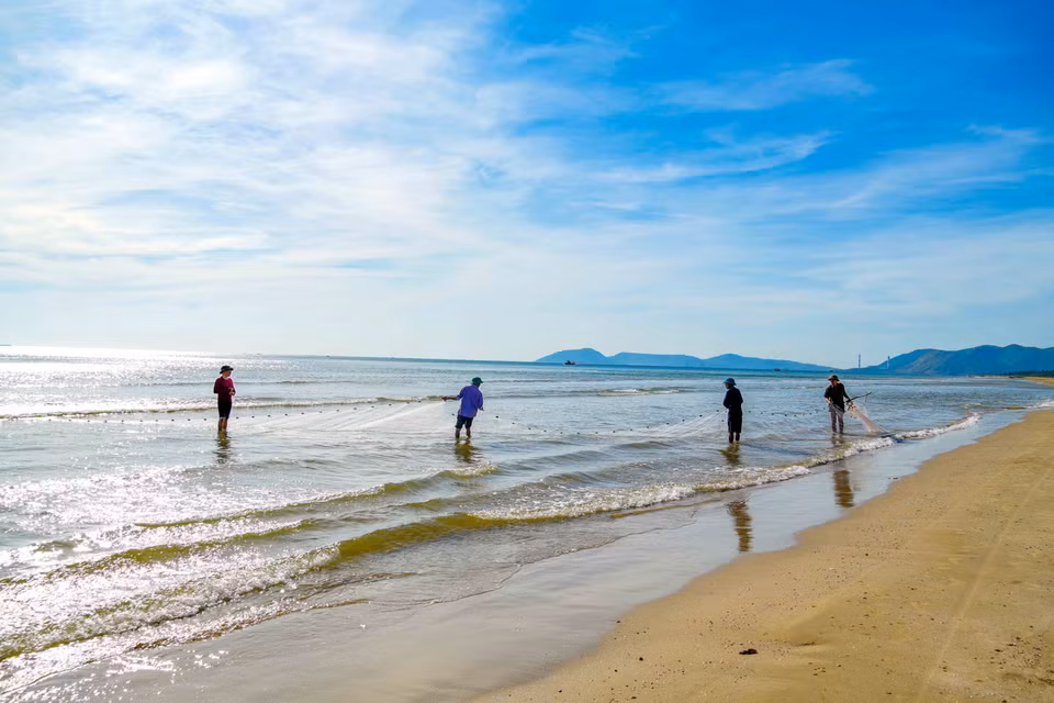 Nghề kéo lưới rùng được địa phương bảo tồn, góp phần quảng bá hình ảnh biển Hải Ninh và nâng cao đời sống người dân. (Ảnh: Hữu Quyết/TTXVN)