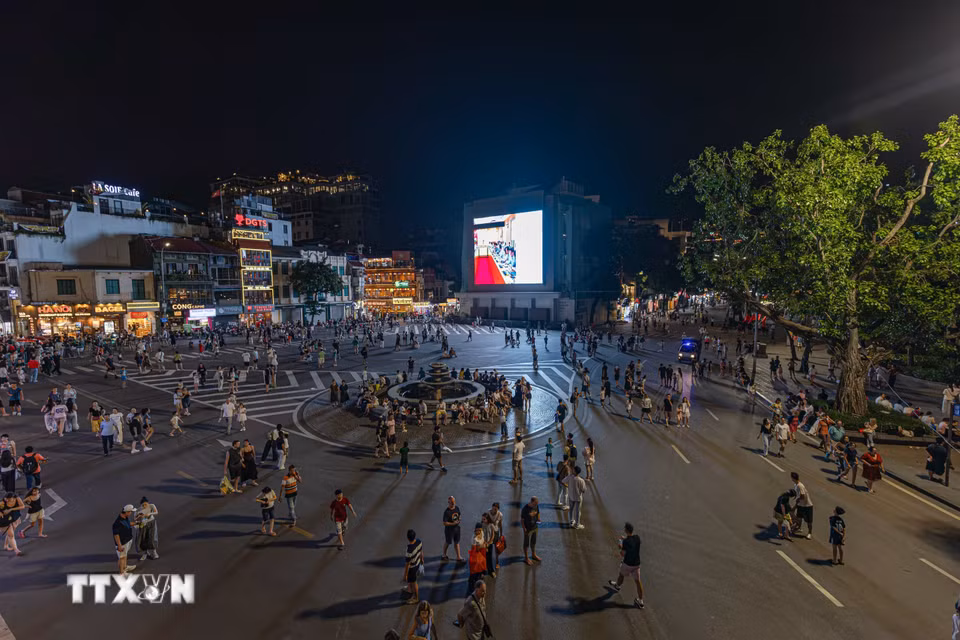 Quảng trường Đông Kinh Nghĩa Thục nhộn nhịp người dân và du khách trải nghiệm các dịch vụ giải trí, mua sắm về đêm. Việc quy hoạch và mở rộng không gian văn hóa-thương mại quanh khu vực hồ Hoàn Kiếm đóng vai trò hạt nhân trong chiến lược phát triển kinh tế đêm, góp phần kéo dài thời gian lưu trú và gia tăng mức chi tiêu của du khách tới Hà Nội. (Ảnh: Tiến Long/TTXVN phát)