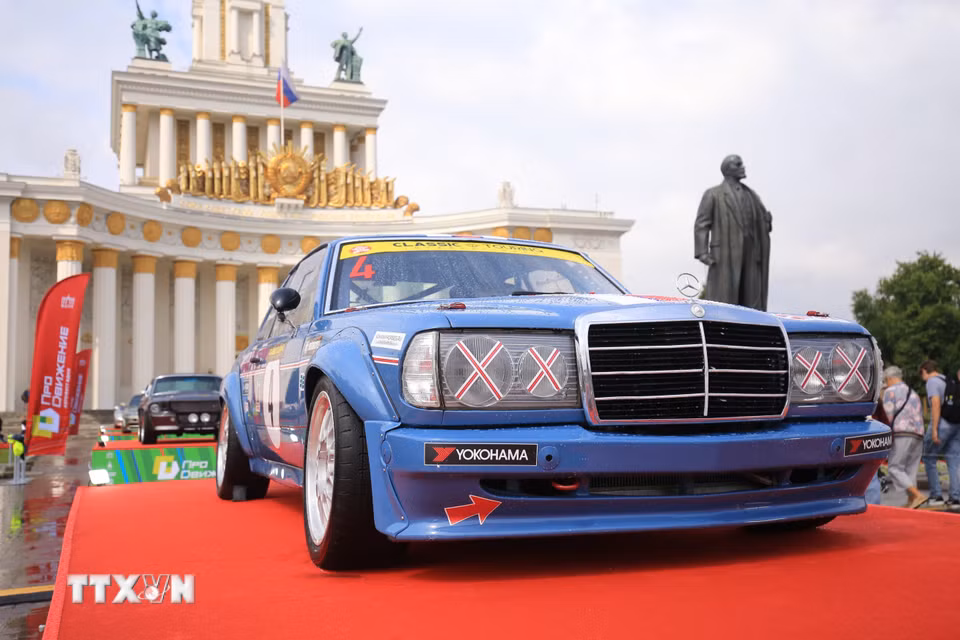 Festival ProDvizhenie-2026 giới thiệu hàng trăm mẫu xe cổ huyền thoại của ngành công nghiệp ôtô Nga và quốc tế, thu hút đông đảo người dân và du khách tham dự. (Ảnh: Văn Hiếu/TTXVN)