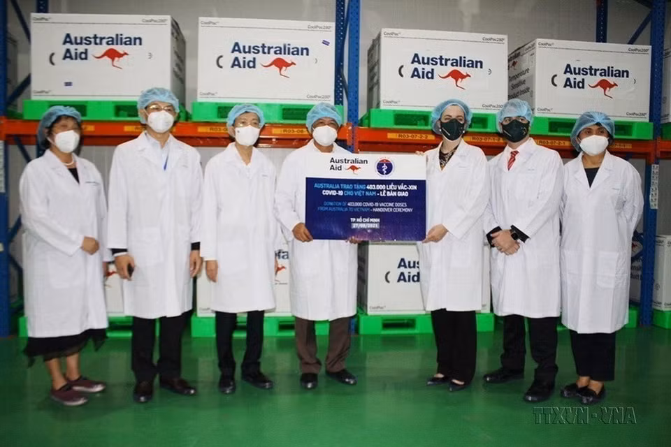 Lễ tiếp nhận 403.000 liều vaccine AstraZeneca - lô vaccine ngừa COVID-19 đầu tiên trong gói hỗ trợ 1,5 triệu liều vaccine mà Chính phủ Australia cam kết dành cho Việt Nam trong năm 2021 (Thành phố Hồ Chí Minh, tháng 8/2021). (Ảnh: TTXVN phát)