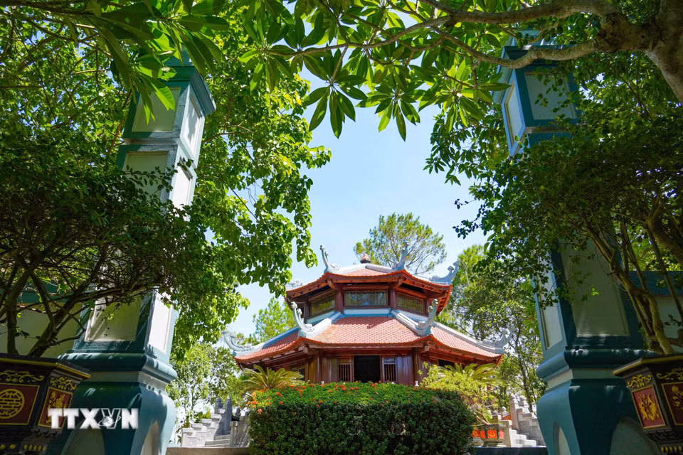 Không gian thanh bình tại khu vực Đền thờ cố Tổng Bí thư Lê Duẩn trên hồ Kẻ Gỗ. (Ảnh: Hữu Quyết/TTXVN)