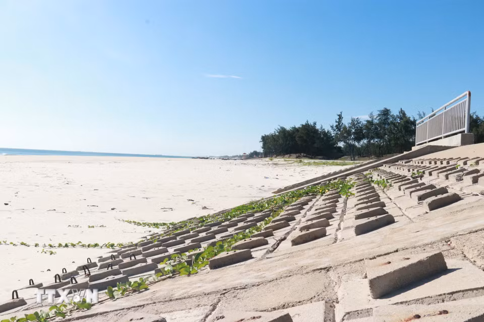 Bãi biển xã Cửa Việt, tỉnh Quảng Trị được xây dựng kè để bảo vệ dải cát dài trắng mịn. (Ảnh: Tường Vi/TTXVN)