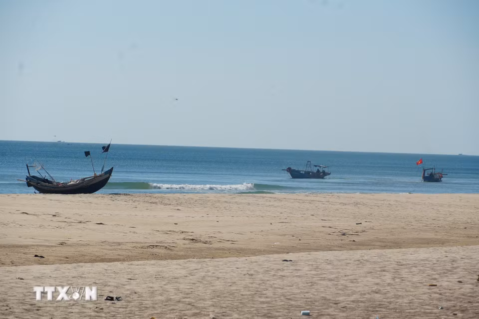 Ngư dân hành nghề trong không gian yên bình bên bãi biển xã Bến Hải, tỉnh Quảng Trị. (Ảnh: Tường Vi/TTXVN)