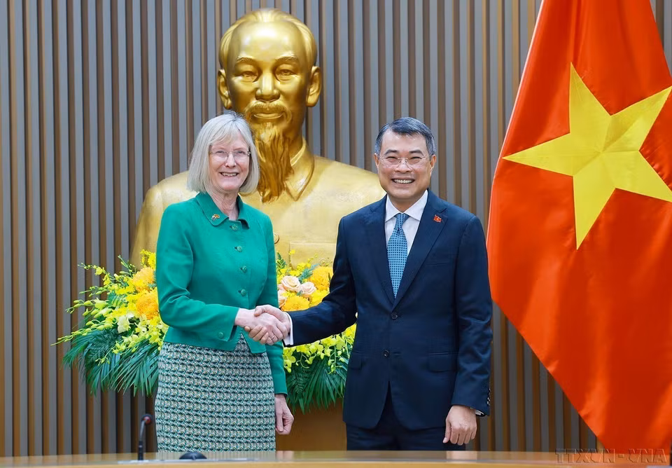 Tại buổi tiếp bà Gillian Bird, Đại sứ Australia tại Việt Nam, Thủ tướng Lê Minh Hưng khẳng định Việt Nam luôn coi Australia là người bạn tin cậy, là Đối tác Chiến lược toàn diện giàu tiềm năng và có vị thế, vai trò ngày càng tăng ở khu vực, chia sẻ nhiều lợi ích chiến lược với Việt Nam (6/2026). (Ảnh: Dương Giang/TTXVN)