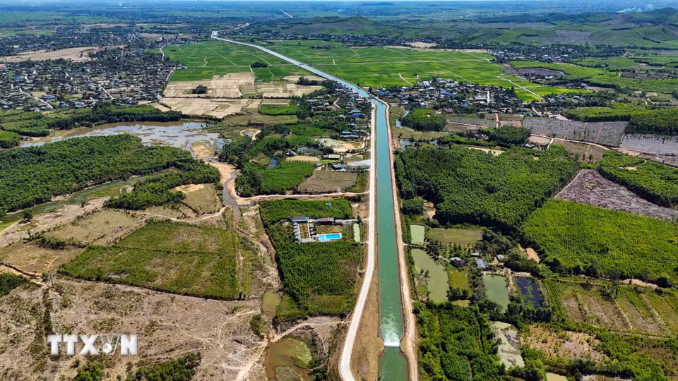 Hệ thống thủy lợi hồ Kẻ Gỗ góp phần ổn định sản xuất, nâng cao thu nhập cho người dân vùng hạ du. (Ảnh: Hữu Quyết/TTXVN)