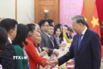 Tổng Bí thư Tô Lâm với các kiều bào tiêu biểu tham dự chương trình "Xuân quê hương" năm 2025. (Ảnh: Thống Nhất/TTXVN)
