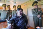 Nhà lãnh đạo Triều Tiên Kim Jong Un (giữa) giám sát cuộc tập trận tại Triều Tiên ngày 8/5/2025. (Ảnh: Yonhap/TTXVN)
