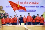 Thủ tướng Phạm Minh Chính trao cờ cho Đoàn thể thao Việt Nam tham dự SEA Games 33. (Ảnh: Dương Giang/TTXVN)