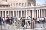 Lực lượng Hiến binh và cảnh sát tại Quảng trường San Pietro (nơi đặt linh cữu của Giáo hoàng Francis) (Ảnh: Trường Dụy/TTXVN)