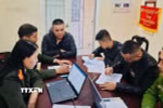 Cán bộ công an lấy lời khai các đối tượng xuất nhập cảnh trái phép sang Campuchia làm việc trong các sòng bạc trực tuyến lừa đảo trái phép. (Ảnh TTXVN phát)