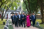 Chủ tịch Hội đồng châu Âu António Costa đến tham quan Khu di tích quốc gia đặc biệt Văn Miếu-Quốc Tử Giám. (Ảnh: Phạm Kiên/TTXVN)