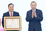 Tổng Bí thư Tô Lâm trao Huân chương Lao động hạng Nhất tặng Văn phòng Trung ương Đảng. (Ảnh: Thống Nhất/TTXVN)