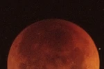 Rạng sáng 8/9/2025, tại Việt Nam, người yêu thiên văn có thể bắt đầu theo dõi từ hiện tượng hiện tượng nguyệt thực toàn phần, thường được gọi là “trăng máu” khoảng từ 2h đến gần 4h. (Ảnh: Phạm Tuấn Anh /TTXVN)