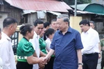 Tổng Bí Thư Tô Lâm đến thăm và tặng quà cho cộng đồng bản Tân Lập, xã Si Pa Phìn, tỉnh Điện Biên. (Ảnh: Thống Nhất/TTXVN)