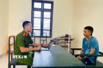 Cơ quan điều tra làm việc với tài xế Lê Ngọc Thành. (Ảnh: Công an Hà Tĩnh)