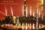 Thứ trưởng Bộ Văn hóa, Thể thao và Du lịch Tạ Quang Đông và Phó Trưởng ban Thường trực Ban Tuyên giáo và Dân vận Trung ương Lại Xuân Môn trao giải thưởng Bông sen Vàng. (Ảnh: Thu Hương/TTXVN)