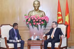 Trưởng Ban Chính sách, chiến lược Trung ương Nguyễn Thanh Nghị và ông Jacinto Rigoberto Gomes de Deus, Phó Tổng Thư ký Thứ nhất Đảng Đại hội Dân tộc Tái thiết Timor-Leste (CNRT). (Ảnh: Phương Hoa/TTXVN)