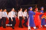 Chủ tịch Quốc hội Trần Thanh Mẫn và đoàn đại biểu rước Văn tế vào Đền Kiếp Bạc. (Ảnh: Doãn Tấn/TTXVN)