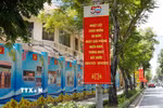 Băngrôn, pano, ápphích và nhiều hình ảnh chào mừng 50 năm Ngày Giải phóng miền Nam, thống nhất đất nước được treo dọc đường Đồng Khởi (Quận 1, Thành phố Hồ Chí Minh). (Ảnh: Thanh Vũ/TTXVN)