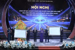 Bộ trưởng Bộ Xây dựng Trần Hồng Minh trao Quyết định phê duyệt Quy hoạch chung đô thị Bắc Ninh đến năm 2050, tầm nhìn đến năm 2075 và Quyết định công nhận tỉnh Bắc Ninh đạt tiêu chí đô thị loại I cho lãnh đạo Đảng bộ, Chính quyền và Nhân dân tỉnh Bắc Ninh. (Ảnh: Việt Hùng/TTXVN)