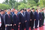 Các đồng chí lãnh đạo, nguyên lãnh đạo Đảng, Nhà nước dâng hương tại Đài tưởng niệm các Anh hùng liệt sỹ trên đường Bắc Sơn (Ba Đình, Hà Nội). (Ảnh: Minh Đức/TTXVN)