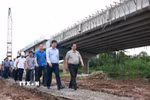 Thủ tướng Phạm Minh Chính kiểm tra tiến độ thi công Dự án đường bộ cao tốc Cao Lãnh-An Hữu giai đoạn 1. (Ảnh: Dương Giang/TTXVN)