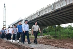 Thủ tướng Phạm Minh Chính kiểm tra tiến độ thi công Dự án đường bộ cao tốc Cao Lãnh-An Hữu giai đoạn 1. (Ảnh: Dương Giang/TTXVN)