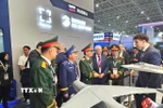Trung tướng Phạm Trường Sơn (thứ ba từ trái sang), Trưởng Đoàn đại biểu Bộ Quốc phòng Việt Nam dự LIMA ‘25 nghe giới thiệu về mẫu trực thăng của Nga tại Triển lãm. (Ảnh: TTXVN phát)