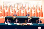 Bộ trưởng Công an Lương Tam Quang và Bộ trưởng Công an Trung Quốc Vương Tiểu Hồng ký Nghị định thư về thiết lập, quản lý và vận hành đường dây nóng cấp Bộ trưởng giữa hai Bộ; Bộ trưởng Ngoại giao Lê Hoài Trung và Trưởng ban Liên lạc Đối ngoại Trung ương Đảng Cộng sản Trung Quốc Lưu Hải Tinh ký 2 văn kiện: Kế hoạch hợp tác giữa hai Đảng giai đoạn 2026-2030 và Thỏa thuận hợp tác giữa Bộ Ngoại giao hai nước. (Ảnh: Thống Nhất/TTXVN)