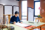Phu nhân Ngô Phương Ly viết lưu bút tại Trung tâm giao lưu khoa học văn hóa thanh thiếu niên Tống Khánh Linh. (Ảnh: TTXVN)