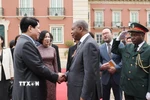 Tổng thống Angola João Manuel Gonçalves Lourenço và Phu nhân tiễn Chủ tịch nước Lương Cường và Phu nhân. (Ảnh: Lâm Khánh/TTXVN)