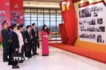 Các đại biểu tham quan Trưng bày ảnh của Thông tấn xã Việt Nam. (Ảnh: TTXVN)