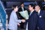 Đồng chí Đặng Xuân Phong, Ủy viên Trung ương Đảng, Bộ trưởng, Chủ nhiệm Văn phòng Chính phủ đón Thủ tướng Nhật Bản Takaichi Sanae tại sân bay Quốc tế Nội Bài. (Ảnh: Minh Đức/TTXVN)