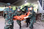 Lực lượng tìm kiếm, quy tập hài cốt liệt sỹ của Bộ Tư lệnh Thành phố Hồ Chí Minh cẩn trọng đưa hài cốt các anh hùng liệt sỹ khỏi hố đào về nơi thực hiện các quy trình tiếp theo.(Ảnh: Xuân Khu/TTXVN)