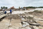 Bờ kè sông Ba đoạn qua xã Tây Hòa bị dòng nước lũ cuốn trôi, gây hư hại một số đoạn. (Ảnh: Tường Quân/TTXVN)