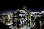 Quân nhân Ukraine bốc dỡ tên lửa chống tăng Javelin trong gói viện trợ vũ khí của Mỹ tại sân bay quốc tế Boryspil, ngoại ô Kiev. (Ảnh: REUTERS/TTXVN)