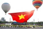 Đại kỳ Tổ quốc có kích thước 2.025m2 bay trên Quảng trường Hồ Chí Minh, thành phố Vinh, Nghệ An. (Ảnh: Văn Tý/TTXVN)