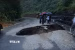 Hố sụt lún có diện tích ước tính khoảng 50m2, độ sâu 8-10m, phần mặt đường còn lại chỉ vẻn vẹn 1,5m. (Ảnh: TTXVN phát)