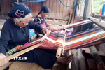 Nghệ nhân người Bana Kriêm thôn Hà Ri giữ gìn nghề dệt thổ cẩm truyền thống của dân tộc mình. (Ảnh: Lê Phước Ngọc/TTXVN)