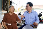 Bí thư Đảng ủy xã Tư Nghĩa Nguyễn Đăng Vinh (phải) hỏi thông tin từ bà Hồ Thị Phó (64 tuổi), cháu dâu ông Lê Tài. (Ảnh: Lê Phước Ngọc/TTXVN)