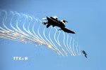 Màn trình diễn phun bẫy nhiệt của máy bay tiêm kích Su-30MK2 trên bầu trời Thành phố Hồ Chí Minh. (Ảnh: Hồng Giang/TTXVN)
